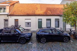 Huisnummers 61 en 63 werden deels gerenoveerd en omgevormd tot één gezinswoning. Ideaal en centraal gelegen in de populaire en autoluwe wijk Het Looks. Met één van de grootste tuinen van de wijk. Vlakbij de Vesten, vlakbij winkels, supermarkt, scholen en openbaar vervoer. U wandelt in 10 minuutjes naar de Grote Markt en het Zimmerplein. Het Looks is het ideale vertrekpunt voor wandelingen of fietstochten langs de Nete of het Netekanaal. Voor kinderen is er een leuk speelplein en sportvoorzieningen.<br />Indeling: Inkom-/traphal met toegang tot de knusse voorkamer en de gezellige woonkamer, aanpalend is er de deels geïnstalleerde keuken en daarachter vindt u de op te knappen badkamer. De leefruimte van nummer 61 loopt naadloos over in nummer 63. Hier vindt u de gerenoveerde badkamer met inloopdouche en dubbele lavabo, de tweede inkomhal en de gelijkvloers slaapkamer. Op de bovenverdieping van nummer 61 is er een ruime slaapkamer op houten vloer en een kleine zolderberging. Nummer 63 heeft momenteel geen bovenverdieping.<br />De ruime en volledig omheinde tuin is een absolute meerwaarde, één van de grootste in de hele wijk en onderhoudsvriendelijk aangelegd op gazon.<br />Kenmerken<br />+ Populaire en levendige wijk<br />+ Aan de stadsvesten<br />+ Ruime tuin<br />+ Kort bij het stadscentrum<br />+ Speelplein en academie(s) om de hoek<br />+ Voldoende parkeerplaats aan de rand<br />+ Asbestveilig<br />+ Geen renovatieplicht<br />Ontdek deze woning reeds via onze virtuele 360°-tour op www.avantivastgoed.be<br />Interesse in deze charmante woning(en)? Contacteer 0479 01 00 00 of info@avantivastgoed.be