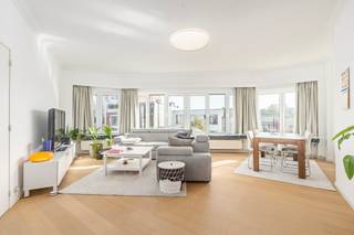 <p>Ruim appartement in het centrum van Antwerpen, met alles binnen handbereik.</p>
<p>Dit appartement combineert een centrale ligging met een aangenaam wooncomfort en een verrassend ruime indeling. Gelegen in de Congresstraat woon je hier vlak bij winkels, openbaar vervoer, horeca en alle dagelijkse voorzieningen. De lichtrijke leefruimte en praktische indeling maken dit appartement bijzonder aangenaam om in te wonen. Dankzij de extra bureauruimte is thuiswerken perfect mogelijk. De perfecte mix van stad en comfort zorgt hier voor een vlotte en ontspannen woonervaring.</p>
<p>Belangrijkste ruimtes:<br />• Ruime woonkamer met veel lichtinval<br />• Functionele keuken uitgerust met oven, elektrische kookplaat, dampkap, koelkast, diepvries, vaatwasser en ingemaakte kasten<br />• 1 comfortabele slaapkamer<br />• Praktisch bureel geschikt als thuiswerkplek, hobbyruimte of als 2e slaapkamer.<br />• Badkamer met ligbad, douche en dubbele wastafel<br />• Berging met aansluiting voor wasmachine en droogkast<br />• Apart toilet<br />• Inkomhal met vlotte toegang tot de verschillende ruimtes</p>
<p>Troeven:<br />• Centrale ligging in Antwerpen met alles binnen handbereik<br />• Zeer ruim appartement met praktische indeling<br />• Ideale combinatie van stadsleven en wooncomfort</p>
<p>Neem vandaag nog contact op voor meer informatie of een bezoek. JOUW DROOMAPPARTEMENT. ZO GEVONDEN!</p>