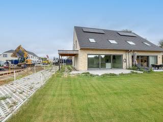 Deze hedendaagse halfopen woning met lotnummer 9 ligt op een perceel van 290 m², waarvan zo'n 84,93 m² bebouwd. Deze woning heeft een bewoonbare oppervlakte van zo'n 139,68 m². Deze woning is op de gelijkvloerse verdieping voorzien van een inkomhal met apart toilet, een ruime leefruimte met open ingerichte keuken en een was -en bergruimte. Op de eerste verdieping bevinden er zich 3 slaapkamers, waarvan 1 met dressing, een badkamer en een mooie nachthal met apart toilet. Bovendien bevat deze woning een mooie tuin. Vraag gerust naar ons lastenboek en plannen op kantoor!<br /><br />Deze nieuwe woning wordt gebouwd door Residentie Vastgoed in een rustige wijk met landelijk karakter te Houthulst, op een boogscheut van de stad Diksmuide. Houthulst situeert zich in de driehoek Diksmuide, Roeselare en Ieper. In Houthulst is het steeds heerlijk vertoeven met tal van verschillende eetmogelijkheden, winkeltjes en sportmogelijkheden. Deze hedendaagse woningen worden gebouwd volgens de meest recente energienorm en u krijgt nog volledige inspraak in de afwerking!<br /><br />Voor meer uitleg maken wij graag met u een afspraak voor een persoonlijk gesprek! Tot binnenkort? Residentie Vastgoed<br />(Vg, Wg, Gmo, Gvkr, Vv) ~ E-peil: max E35 ~ Ref. OU27695<br /><br /> Voor meer uitleg maken wij graag met u een afspraak voor een persoonlijk gesprek! Tot binnenkort? Residentie Vastgoed<br /><br />Residentie Vastgoed treedt niet op als bemiddelaar maar als verkoper van het onroerend goed