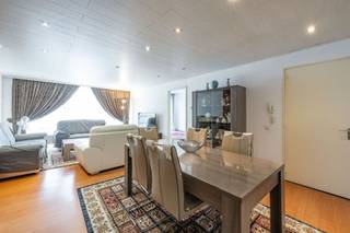 <p><span>Appartement met 3 slaapkamers op centrale locatie</span></p><p><span> </span></p><p><span>Indeling</span></p><p><span>Dit op te frissen appartement is gelegen op de tweede verdieping van een klein gebouw te Deurne.</span></p><p><span>Inkomhall met ingebouwde kasten, ruime leefruimte, ingerichte keuken met achteraan een wasruimte. Drie ruime slaapkamers, badkamer met bad en toilet.</span></p><p><span> </span></p><p><span>Extra info</span></p><ul><li><span>Geen maandelijkse kosten, alles is individueel</span></li><li><span>De ramen zijn reeds volledig vernieuwd</span></li><li><span>Geen asbest</span></li></ul>