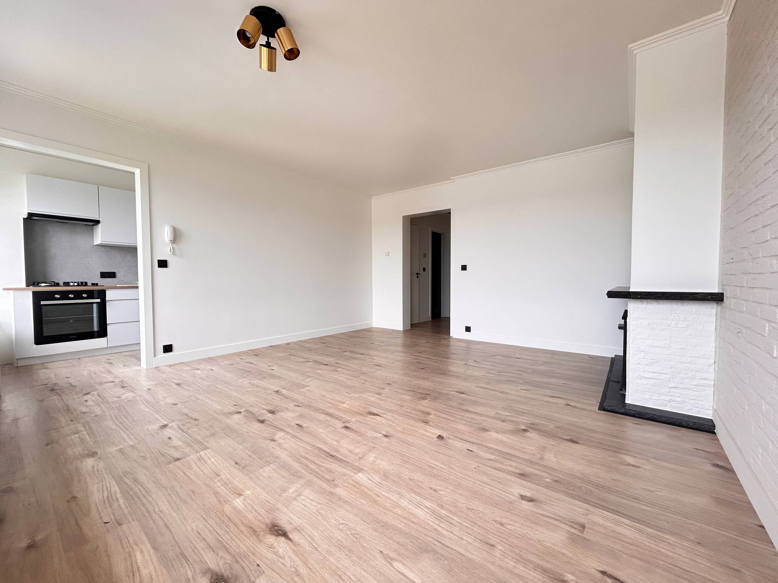 Totaal gerenoveerd app. met mooie verzichten op de Waalvest. - foto 2