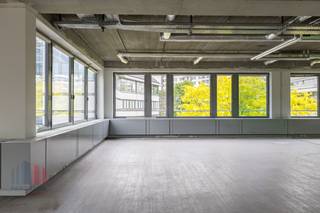 Kantoor van 1.012 m² te huur. Strategisch gelegen op slechts 2 minuten van de R0 (op- en afrit Jette) en geniet van een vlotte verbinding met de...