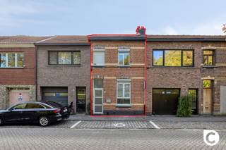 <p><span>Charmante en instapklare woning met zonnige tuin in Hoboken</span></p><p><span>Deze charmante woning is uitstekend gelegen in Hoboken, op een boogscheut van winkels, openbaar vervoer en diverse groene zones. Dankzij de vlotte verbindingen zijn ook Antwerpen, Mechelen en Brussel gemakkelijk bereikbaar.</span></p><p><span>De woning werd de voorbije jaren grondig en kwalitatief vernieuwd. Hierdoor geniet u van hedendaags wooncomfort, een </span><span>gunstig EPC met label B</span><span>, een </span><span>conforme elektrische installatie</span><span> en een </span><span>asbestveilig attest</span><span>. De woning is volledig instapklaar en biedt een aangename combinatie van ruimte, comfort en functionaliteit.</span></p><h3><span>Indeling</span></h3><p><span>Gelijkvloers</span><span><br />Via de inkomhal komt u in de lichte en aangename leefruimte. De open keuken vormt het centrale hart van de woning en sluit naadloos aan op de woonkamer. De keuken is volledig uitgerust met de nodige toestellen en beschikt over een praktische indeling.</span></p><p><span>Dankzij de grote raampartijen geniet de leefruimte van een overvloed aan natuurlijk licht en een aangename, open sfeer.</span></p><p><span>Op het gelijkvloers bevindt zich tevens een ruime slaapkamer die eveneens perfect kan worden ingericht als bureau- of hobbyruimte. Daarnaast is er een moderne badkamer.</span></p><p><span>Eerste verdieping</span><span><br />Op de eerste verdieping bevinden zich nog twee slaapkamers, waardoor de woning in totaal over drie slaapkamers beschikt.</span></p><h3><span>Zuidgerichte tuin</span></h3><p><span>Achteraan beschikt de woning over een </span><span>zuidgerichte tuin</span><span>, waar u in alle privacy kunt genieten van de buitenruimte. Een aangename plek om te ontspannen, te genieten van de zon of gezellig samen te zijn met familie en vrienden.</span></p><h3><span>Troeven</span></h3><ul><li><span>Instapklare en recent vernieuwde woning</span></li><li><span>3 slaapkamers</span></li><li><span>Open en volledig uitgeruste keuken</span></li><li><span>Veel natuurlijke lichtinval</span></li><li><span>Zuidgerichte tuin met veel privacy</span></li><li><span>EPC-label B</span></li><li><span>Elektriciteit conform</span></li><li><span>Asbestveilig</span></li><li><span>Uitstekende bereikbaarheid van Antwerpen, Mechelen en Brussel</span></li><li><span>Gelegen nabij winkels, openbaar vervoer en groen</span></li><li><span>Beschikbaar bij akte</span></li></ul><p><span>Een ideale gezinswoning voor wie op zoek is naar een instapklaar en comfortabel huis met een zonnige tuin op een gunstige locatie in Hoboken.</span></p>