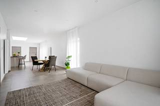 Op een uitstekende locatie te Reet bevindt zich deze recent gerenoveerde woning met 2 slaapkamers en polyvalent bijgebouw van 32 m². U geniet hier van een centrale ligging in een aangename omgeving, toch in de nabijheid van het centrum met winkels, scholen en het openbaar vervoer. <br /><br />We betreden de woning via de inkomhal met vestiaire mogelijkheden. De ruime leefruimte geniet van veel lichtinval door de vele raampartijen. U kunt deze inrichten met een gezellige zithoek en een aparte eetplaats. De geheel vernieuwde open keuken is mooi geïntegreerd in het geheel en voorzien van kwalitatieve toestellen. Op het gelijkvloers beschikt u verder nog over een apart gastentoilet en een praktische berging. De nachthal op de eerste verdieping geeft ons toegang tot de ruime master bedroom en een badkamer de welke is voorzien van een inloopdouche, een lavabo en een toilet. Op de tweede verdieping bevindt een erg ruime slaapkamer die, indien gewenst, opgedeeld zou worden in 2 aparte slaapkamers. Achteraan de woning beschikt u over een aparte garage en ook op de oprit naast de woning zijn er voldoende parkeermogelijkheden voorzien. Tot slot beschikt de woning ook over een conforme elektrische keuring en een gunstig EPC (234)!<br /><br />Naast de woning bevindt er zich een aparte polyvalente ruimte van 32 m² die naar eigen wens verder ingericht kan worden en heel wat mogelijkheden biedt voor zelfstandigen.<br /><br />Dit is een uitstekende opportuniteit als u op zoek bent naar een ruime, recent gerenoveerde woning met 2, mogelijks 3 slaapkamers en polyvalente ruimte in een aangename omgeving te Reet. Contacteer ons voor meer informatie op 0479/47.09.61 of neem een kijkje op www.boonstravastgoed.be . <br /><br />Bijzonderheden:<br />- Uitstekende ligging<br />- Polyvalente ruimte<br />- Recent gerenoveerd