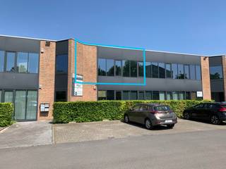 Uitstekend gelegen <strong>kantoor van 150 m²</strong> met <strong>4 privatieve parkeerplaatsen</strong> te koop vlakbij de E17 exit 2 Hoog-Kortrijk (750 m).<br /><br />De instapklare kantoorruimte situeert zich op de <strong>1e verdieping</strong> van een kwalitatief kantoorbouw dat deel uitmaakt van het kantorencomplex "Kennedycentrum". De lichtrijke kantoren bestaan enerzijds uit een open space en anderzijds uit 4 afzonderlijke burelen. Verder voorzien van alle comfort, zoals airco, verwarming, een kitchenette en sanitair. <br /><br />Beschikbaar vanaf 01/09/2025.<br /><br />Contacteer <strong>PANORAMA B2B</strong> voor bijkomende inlichtingen, plannen of een vrijblijvend plaatsbezoek <strong>056 222 256</strong>.