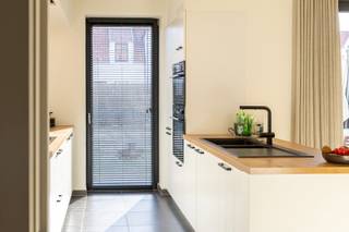 <p>Energiezuinige en instapklare gezinswoning, rustig gelegen nabij scholen, winkels, openbaar vervoer, De Gavers en de Ringlaan. De woning omvat een inkomhal met apart gastentoilet, een gezellige leefruimte met zit- en eethoek en een open keuken met alle hedendaags comfort. Aansluitend bevindt zich een ruime keukenberging met directe doorgang naar de inpandige garage, waar zich tevens de praktische wasruimte met handige sorteervoorzieningen bevindt. Vanuit de leefruimte en keuken heeft u toegang tot de zonnige tuin met terras. <br /><br />Op de eerste verdieping bevinden zich drie slaapkamers, waarvan één eenvoudig kan worden opgesplitst in twee afzonderlijke kinderkamers. Een andere slaapkamer beschikt over een dressing met alle aansluitingen voor het creëren van een tweede badkamer. De ruime badkamer is uitgerust met een douche, ligbad en dubbele lavabo. Daarnaast is er een apart toilet aanwezig. Via de vaste trap bereiken we de zolderverdieping, die werd ingericht als ruime vierde slaapkamer of polyvalente ruimte en extra bergruimte.</p>
<p>Extra troeven:</p>
<ul>
<li>Energiezuinige woning (EPC-label A)</li>
<li>Bouwjaar 2019</li>
<li>Conforme elektriciteit</li>
<li>Regenwaterput van 7000l</li>
<li>Garage en oprit</li>
<li>Op wandelafstand van De Gavers</li>
<li>Kindvriendelijke omgeving</li>
<li>Laadpaal</li>
<li>Nabij scholen, winkels en openbaar vervoer</li>
</ul>
<br />Deze woning is te koop ZONDER makelaar via het concept van Smart Houses! Wenst u verdere inlichtingen of een bezoek? Contacteer rechtstreeks de eigenaar via <span>+32472219239 of tamboerijnstraat16@gmail.com</span>