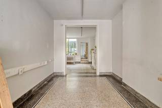 In het hart van Oudenaarde ligt dit charmante pand in het historisch stadscentrum van Oudenaarde. Het gebouw zou teruggaan tot de 16e eeuw en is volledig opgefrist in 2008, waarbij de authentieke details behouden bleven: van de Italiaanse gietvloer tot de marmeren schouwen en de prachtig bewerkte houten balken. Binnen zijn de ruimtes licht en open. Het gelijkvloers wordt momenteel gebruikt als winkel maar kan eveneens als leefruimte of kantoor gebruikt worden. Vier grote ruimtes lopen naadloos in elkaar over, met achteraan nog een kleine kitchenette en een toilet. Boven is er een apart woongedeelte met slaapkamer, zithoek, keuken en badkamer. De zolderverdieping is eveneens afgewerkt en kan tevens opgesplitst worden in 2 slaapkamers, hobbykamer,…. Het woongedeelte is toegankelijk via een aparte ingang die uitkomt op de 1e ruimte gelegen aan de straatkant. Naast de polyvalente aanbouw dewelke gebruikt kan worden als hobby ruimte, workshopruimte, bureauruimte, gezellige zitplaats, is er achteraan nog een ruim bijgebouw met een originele broodoven, die uitkomt op de tuin. De eigendom is een plek waar geschiedenis en modern comfort elkaar mooi vinden. Er werden recent ook zonnepanelen geplaatst. Geen renovatieplicht en conforme elektriciteit!Contacteer Vastgoed Lietaer voor meer info. Plan een bezoek in via Vastgoed Lietaer op 055/500 007 of info@vastgoedlietaer.be. Enkel een schriftelijk bod aanvaard door de verkopers resulteert in enige verbintenis/verkoop.<br /> 