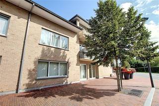 Gezellig 2-slaapkamerappartement op het gemeenteplein van Helkijn. Lift aanwezig. Via de inkom bereik je de lichtrijke leefruimte met terras...