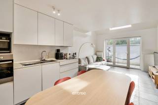 Ontdek nu deze zeer grondige en smaakvol verbouwde woning (2015).<br />De woning is centraal maar toch rustig gelegen.<br />Naast de woning is er een gezellig parkje met speeltuin gelegen, die ook toegankelijk is van de koer aan de achterzijde van de woning.<br />Aan de voorzijde van de woning is er de inkom, berging met plaats voor wasmachine, en het gastentoilet. Verder komen we in de leefruimte met open keuken en toegang naar het koertje vanwaar je toegang hebt tot het park.<br />Op de eerste verdieping is er de badkamer en een eerste ruime slaapkamer.<br />Op de 2de verdieping is er nog een heel grote 2de slaapkamer.<br />Bezoek? Bel Matthias 0497/76.84.89