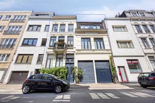 Dubbel herenhuis met 6 slpk, 2 terassen, dubbele garage en royale ruimte, perfect gelegen nabij Museum en MarnixplaatsDubbel Herenhuis in het...