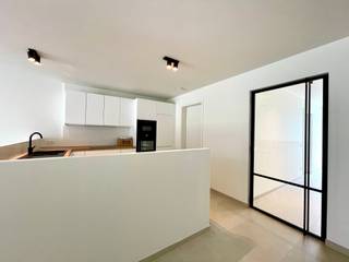 <p>Op een uiterst gunstige en centrale ligging in Oostakker vinden we deze moderne en zeer energiezuinige nieuwbouwwoning. De woning is gelegen vlak bij de dorpskern én met een vlotte verbinding naar de R4, waardoor zowel lokale voorzieningen als belangrijke invalswegen snel bereikbaar zijn.</p><p> </p><p>De woning combineert hedendaags wooncomfort met een uitstekende energieprestatie dankzij onder meer een warmtepomp en zonnepanelen.</p><p> </p><p>Op het gelijkvloers bevindt zich een ruime en lichtrijke woonkamer met aansluitend de moderne keuken. De leefruimte biedt directe toegang tot het terras en de aangename tuin – de ideale plek om heerlijk te ontspannen. Een extra troef is de ruime berging, ideaal voor het stallen van fietsen en extra opslagruimte.</p><p> </p><p>Op de verdieping bevinden zich 2 volwaardige slaapkamers en een comfortabele badkamer. </p><p> </p><p>Op de tweede verdieping bevindt zich een 3e slaapkamer alsook een technische ruimte/extra berging.</p><p> </p><p>Troeven:</p><ul><li><p>Moderne nieuwbouwwoning</p></li><li><p>Zeer energiezuinig wonen</p></li><li><p>Warmtepomp en zonnepanelen</p></li><li><p>3 slaapkamers</p></li><li><p>Ruime en lichtrijke woonkamer</p></li><li><p>Terras en aangename tuin</p></li><li><p>Grote (fietsen)berging</p></li><li><p>Centrale ligging vlak bij de dorpskern</p></li><li><p>Vlotte verbinding naar de R4</p></li></ul><p>Huurprijs: € 1.500/maand</p><p> </p><p>Bent u op zoek naar een comfortabele, moderne en energiezuinige woning op een strategische ligging? Dan is deze woning zeker een bezoek waard!</p><p><strong>Een bezoek kan uitsluitend worden aangevraagd via onze website: http://www.vastgoeddevos/te-huur, klik het pand aan en klik vervolgens op "Maak een afspraak".</strong></p><p> </p><p> </p>