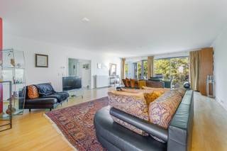 In de zeer gewilde wijk Louise, in de Paul Spaakstraat, in een elegant luxewooncomplex met een eigen, bosrijk park, presenteren wij u dit opmerkelijke duplexappartement van ±240 m² op de 5e en 6e verdieping.<br />Een gezinsappartement dat bijzonder zeldzaam is op de markt en dat ruimte, lichtinval, terrassen, uitzicht, bouwkwaliteit en een bevoorrechte ligging op een steenworp afstand van de Louizalaan combineert.<br /><br /><span>Op de 5e verdieping:</span><br /><br />Entreehal met marmeren vloer, gepantserde deur, garderobe en gastentoilet<br />Ruime woonkamer met houten vloer van ± 52 m², met toegang tot een terras van ± 10 m²<br />Volledig uitgeruste keuken van ± 18 m² met eethoek, toegang tot het terras en stookruimte<br />Comfortabel kantoor van ± 26 m² (momenteel in gebruik als eetkamer)<br />Hoofdslaapkamer van ± 20 m² met toegang tot een eigen badkamer (bad, douche en dubbele wastafels) <br /><br /><span>Op de 6e verdieping:</span><br />
<ul>
<li>Slaapgedeelte</li>
<li>Slaapkamer van ± 19 m² met toegang tot een terras van ± 21 m² en een eigen doucheruimte (douche, wastafel, toilet en wasruimte)</li>
<li>Slaapkamers 3 en 4 zijn momenteel samengevoegd tot één grote slaapkamer van ± 28 m² met toegang tot het terras</li>
<li>Badkamer (bad, douche en dubbele wastafels)</li>
<li>Toilet</li>
<li>Opslagruimte op zolder van ± 15 m²</li>
</ul>
<span>Op de 1e kelderverdieping</span>: parkeerplaatsen 9 en 10<br /><br /><span>Op de 2e kelderverdieping</span>: kelder nr. 1