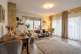 Appartement met 2 slaapkamers te koop!Indeling: inkomhal met ingebouwde kasten, open leefruimte met veel lichtinval, keuken, badkamer met douche, 2...