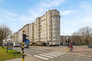 Stijlvol appartement met uniek uitzicht
Gelegen op de gegeerde Jan van Rijswijcklaan in de prachtige Tentoonstellingswijk van Antwerpen, bevindt zich dit volledig gerenoveerde appartement op de zevende verdieping van een charmant art deco gebouw uit 1935. Deze buurt staat bekend om haar statige architectuur, brede lanen en uitstekende bereikbaarheid, met tal van winkels, scholen, parken en openbaar vervoer in de onmiddellijke omgeving.
Het appartement heeft een bewoonbare oppervlakte van ca. 80 m² en biedt een aangename en lichtrijke leefruimte genietend van een indrukwekkend panoramisch uitzicht over de stad Antwerpen. Dankzij de grote raampartijen geniet u hier de hele dag van een maximale lichtinval. De aparte keuken is praktisch ingericht en voorzien van alle hedendaagse comfort. Verder beschikt het appartement over twee volwaardige slaapkamers en een stijlvolle, modern afgewerkte badkamer.
De combinatie van authentieke elementen zoals parketvloeren en moulures met een kwalitatieve renovatie zorgt voor een uniek en instapklaar geheel.
• Huurprijs: €975/maand
• Kosten: €150/maand (incl. water en verwarming)
• Waarborg: 3 maanden huur
Interesse? Contacteer ons voor meer info of een bezoek.