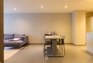 <p><span>GENT - Kortrijksesteenweg 388:  Ben je op zoek naar een ruim en recent appartement te huur vlakbij Sint-Pietersstation in Gent? Dan is dit pand misschien iets voor jou.</span></p><p><span> </span></p><p><span>De voornaamste troeven:</span></p><ul><li><span>Energiezuinig appartement</span></li></ul><ul><li><span>Gelegen nabij Sint-Pietersstation</span></li><li><span>Goed bereikbaar met wagen, openbaar vervoer en fiets</span></li></ul><p><span> </span></p><p><span> </span></p><p><span>Indeling:</span></p><p><span>Inkomhal met apart toilet, leefruimte met open ingerichte keuken (kookplaat, oven, dampkap, koelkast), ruime berging (incl. aansluiting wasmachine), 2 slaapkamers, badkamer uitgerust met inloopdouche en dubbel lavabomeubel. Ondergrondse gemeenschappelijke fietsenberging aanwezig in het gebouw. </span></p><p><span> </span></p><p><span>Belangrijke info:</span></p><p><span>Beschikbaar vanaf 15/11/2026. Domicilie verplicht.</span></p><p><span>Huurprijs: € 1100 + € 85 algemene delen. EGW (elektriciteit, gas en water) afzonderlijk af te rekenen.  </span></p><p><span>EPC: 92 kWh/m² jaar (A-label)</span></p><p><span> </span></p><p><span>Interesse in dit tof appartement? Vraag dan snel jouw bezoek aan via onze website www.axellenaerts.be!</span></p>