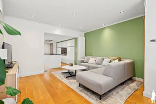 Op een rustige ligging vlak achter het centrum van Kieldrecht bevindt zich deze volledig instapklare en energiezuinige woning met een prachtig open uitzicht over de omliggende polders en weilanden. Een ideale combinatie van rust, ruimte en modern wooncomfort, met alle dagelijkse voorzieningen op korte afstand.<br /><br />De woning werd praktisch en aangenaam ingericht en beschikt onder meer over zonnepanelen, een thuisbatterij, airconditioning, rolluiken en vliegramen. Dankzij het EPC-label B, de conforme elektrische installatie en het asbestveilige karakter is deze woning helemaal klaar voor een zorgeloze intrek.<br /><br />Gelijkvloers<br />- Inkomhal<br />- Ruime en lichtrijke leefruimte<br />- Moderne, open keuken met centraal keukeneiland<br />- Royale badkamer<br />- Grote raampartijen met een aangename connectie tussen binnen en buiten<br />- Airconditioning voor optimaal comfort doorheen de seizoenen<br />- Praktische bergruimte<br />- Kelder met extra opbergmogelijkheden<br /><br />Eerste verdieping<br />- Twee ruime slaapkamers<br />- Praktische opbergruimte<br /><br />Tuin & terras<br />Een absolute blikvanger is het prachtige, open uitzicht over de omliggende polders en weilanden. Het ruime terras sluit rechtstreeks aan op de leefruimte en vormt de ideale plek om in alle rust van deze unieke omgeving te genieten.<br />Daarnaast is er een handige zijdoorgang naar de straat en extra buitenberging aanwezig.<br /><br />Een energiezuinige en volledig instapklare woning waar comfort, een rustige ligging en een uitzonderlijk mooi uitzicht samenkomen.<br /><br />Wenst u meer info of een bezoek ter plaatse? Maak uw afspraak via wouter@deboerenpartners.be of via tel. 03 377 55 00!