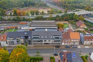 Are you looking for a large commercial property for rent in Oostkamp with an exceptional surface area? Then grab your chance now!The former and well-known hobby center 'Paridaen' in the Stationsstraat in Oostkamp is available for rent. This 900 m² commercial space offers a wealth of opportunities for various destinations. Whether you have a spacious store, a showroom, an office complex, or any other commercial activity in mind, this location offers the scale you need.The strategic location is definitely an asset. Located in Stationsstraat Oostkamp, this building has excellent accessibility.Possibility to rent an adjoining warehouse of 670 m²! This makes the building perfect for entrepreneurs who, in addition to a spacious store, also need large storage space.Parking spaces at the store.Are you looking for commercial real estate consisting of commercial property (with warehouse) for rent in Oostkamp? Don't hesitate to get in touch!