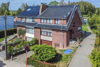 Een ruime en degelijke driegevel woning met oa. 3 slaapkamers, oprit/parking, garage, terras en tuin op een perceel van 9a86ca. Rustig gelegen nabij alle faciliteiten en invalswegen.<br /><br />Op het gelijkvloers: inkomhal met toilet (7.00m²), gezellige leefruimte (32.00m²), keuken (12.00m²), veranda (21.00m²);<br />Op de eerste verdieping: nachthal, 3 slaapkamers (8.50 / 16.50 / 17.00m²), badkamer (wastafel, bad, toilet);<br />Verder: bergzolder (18.00m²), kelders (19.00m²), ruime garage (36.00m²), oprit/parking, terras en aangename verzorgde tuin;<br /><br />Buitenschrijnwerk hout dubbele beglazing – Centrale verwarming op stookolie<br />EPC: 308 Kwh/m² (label: D - geen renovatieverplichting!) - UC: 3899748<br />Perceeloppervlakte: 9a 86ca - kadastraal inkomen: 1.346 EUR<br />Nutsvoorzieningen: regenwaterput<br />Vrij bij akte<br /><br />Stedenbouwkundige inlichtingen aangevraagd.