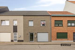 Op een bijzonder gunstige locatie, op de grens van Oostende en Bredene, vlakbij winkels, scholen en openbaar vervoer, bevindt zich deze recente rijwoning uit 2012.<br />De woning voldoet aan alle hedendaagse normen &amp; comfort: Het beschikt over een EPC-label A, de elektrische installatie is conform &amp; het huis is asbestvrij! Bovendien is de woning uitgerust met 18 zonnepanelen.<br />Indeling:<br />- gelijkvloers: inkomhal met plaats voor een vestiairekast, gastentoilet met lavabo, garage met sectionale poort, ruime woonkamer met open, geïnstalleerde keuken, bergruimte en mooie, zonnige tuin met terras;<br />- eerste verdieping: nachthal, één slaapkamer met aansluitende dressing (of babykamer), 2de en 3de slaapkamer, badkamer met lavabomeubel, ligbad, toilet en douche;<br />- zolderverdieping bereikbaar via uitschuifbare zoldertrap;<br />Ontdek deze unieke kans om eigentijds en energiezuinig te wonen zonder zorgen!