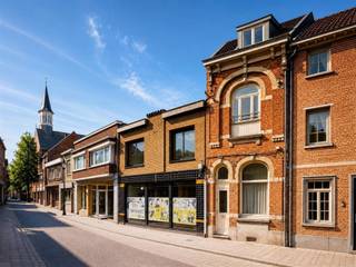 <p><strong>Karaktervolle stadswoning met historische allure, verrassend veel ruimte en toekomstpotentieel</strong><br /><br />Waar het stadsleven en geschiedenis elkaar ontmoeten. Sommige woningen vallen niet op door hun leeftijd, maar door hun cachet.<br /><br />Stel u voor…</p><p>U wordt wakker, opent het raam op de eerste verdieping en ziet de stad langzaam ontwaken. Vanuit de woning wandelt u moeiteloos naar een koffiebar, de Grote Markt en de gezellige terrassen die het historisch centrum van Turnhout zo levendig maken. Winkels, scholen, openbaar vervoer en tal van voorzieningen bevinden zich letterlijk om de hoek. Hier woont u midden in het bruisende stadsweefsel van Turnhout, waar de levendigheid van vandaag harmonieus samenvloeit met de ziel van weleer.<br /><br /><strong>Ruimte met een ziel</strong><br />Achter de statige gevel ontvouwt zich een verrassend ruime stadswoning van ongeveer 165 m², waar de vormentaal van de negentiende eeuw en hedendaags wooncomfort elkaar op een vanzelfsprekende manier omarmen.<br />De royale leefruimte vormt het kloppend hart van de woning. Daarnaast beschikt u over een aparte bureelruimte op het gelijkvloers, een vernieuwde badkamer, een recente verwarmingsketel en een recente boiler.<br /><br />Op de verdiepingen bevinden zich vijf volwaardige slaapkamers. De zolder biedt bovendien alle potentie om een zesde slaapkamer, atelier, bibliotheek of thuiskantoor te realiseren.<br />Een woning met grandeur in haar volumes en de flexibiliteit om mee te groeien met de bewoners van vandaag én morgen.<br /><br /><strong>Authenticiteit die u niet kunt nabouwen</strong><br />Wat deze woning werkelijk onderscheidt, is haar eigenheid. De harmonieuze proporties, de voelbare ambachtelijkheid en de subtiele patina vertellen het verhaal van een tijd waarin bouwen synoniem stond voor duurzaamheid, verfijning en vakmanschap. Dat verleden laat zich vandaag nog steeds aflezen in de uitstraling van de woning. Het is precies die ingetogen noblesse die deze woning een karakter geeft dat zich niet laat reproduceren. Geen vluchtige architectuur, maar een thuis met een blijvende gravitas, gevormd door tijd, geschiedenis en generaties die hier hun leven hebben opgebouwd.<br /><br />Tegelijk vormt die authentieke basis het ideale vertrekpunt om de woning verder te verfijnen en haar klaar te maken voor een nieuwe generatie, zonder haar identiteit uit het oog te verliezen. De woning draagt bovendien een bijzonder hoofdstuk uit de geschiedenis van Turnhout met zich mee. Volgens de overlevering uit de buurt deed de doorgang vóór het jaar 1900 dienst als verbinding met een achtergelegen sigarenfabriek. Via deze doorgang vervoerden paard en kar dagelijks tabak, grondstoffen en afgewerkte producten. Zo maakte de woning deel uit van een periode waarin Turnhout uitgroeide tot een belangrijke centra van de Belgische sigarenindustrie.<br /><br />Hoewel de bedrijvigheid al lang verdwenen is, blijft die historische gelaagdheid vandaag voelbaar. Niet als een stilstaand verleden, maar als een tastbare herinnering die deze woning haar distinctie, karakter en een bijna tijdloze allure verleent.<br /><br /><strong>Klaar voor een nieuw hoofdstuk</strong><br />De woning beschikt momenteel over een EPC-label E. Binnen de wettelijke termijn dient de woning te worden gerenoveerd naar minimaal EPC-label D. Die renovatie vormt tegelijk een mooie opportuniteit om het historische karakter te bewaren en het wooncomfort verder te verheffen naar de normen van vandaag.<br /><br />Volgens het EPC-verslag kan de grootste energiewinst onder meer worden behaald door:<br /><br />- isolatie van dak en plafond;<br />- hoogrendementsbeglazing;<br />- verbetering van de ventilatie;<br />- optimalisatie van de verwarmingsinstallatie;<br />- plaatsing van zonnepanelen.<br /><br />Deze ingrepen versterken niet alleen het wooncomfort en beperken de energiekosten, maar dragen eveneens bij aan de duurzame toekomst van een woning die haar erfgoedwaarde met hedendaagse technieken weet te verenigen.<br /><br /><strong>Waar verleden en toekomst samenkomen</strong><br />Niet iedere woning bezit een verhaal. Sommige woningen dragen een erfenis met zich mee. Een geschiedenis die niet alleen zichtbaar is in steen en gevel, maar ook voelbaar is in haar sfeer, haar cachet en haar onmiskenbare karakter.<br /><br />Deze woning verenigt historische allure, royale leefruimte en hedendaagse mogelijkheden op een manier die steeds zeldzamer wordt. Een thuis waar authenticiteit, stadsleven en toekomstgericht wonen elkaar ontmoeten, klaar om een nieuw hoofdstuk te schrijven.</p><p><span><span>Stedenbouwkundige inlichtingen in aanvraag. Alle informatie onder voorbehoud van vergissingen en wijzigingen. Oppervlaktes zijn indicatief.</span></span></p>