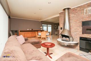 Fraaie woning met loods/magazijn op 10are te Dendermonde.<br /><br />Omringd door velden - en op korte afstand van centrum Sint-Gillis en Lebbeke - vindt u deze fraaie woonst. Deze villa beschikt over een ruime loods/magazijn en is aldus ideaal voor onder meer zelfstandigen. <br /><br />Op het gelijkvloers bevindt zich een ruime inkomhal, apart toilet, lichtrijke leefruimte met volledig geïnstalleerde keuken met berging, een ruim bureau, een polyvalente ruimte (ideaal als bureel of kantoor) en meerdere opslagplaatsen waaronder een magazijn van circa 270m². <br /><br />3 slaapkamers en een toilet bevinden zich op het verdiep.<br /><br />De woning beschikt tevens over een ruime oprit, geschikt voor meerdere wagens.<br />De onderhoudsvriendelijke tuin met zwembad maakt het plaatje compleet. Ideaal gelegen nabij voorzieningen en verbindingswegen, vlakbij Delhaize, slager, bakker en openbaar vervoer.<br /><br />Troeven: De zeer gunstige ligging, het zwembad, het ruime magazijn en burelen bieden tal van mogelijkheden om wonen en werken te combineren. <br /><br />Voor meer informatie en bezichtigingen: 052/690.691 of jens@immotijl.be.