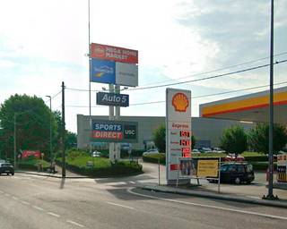 <strong>Rez commercial à louer. (2 x 105 m2 = 210 m2)</strong><br />Centre commercial Jemappes. <br />Enseignes: AUTO 5, Mega Home Market, Dreamland, Dreambaby, MIDAS, Sports Direct.<br />Parking commun.<br />Frais communs + PI à charge du preneur. (508 € / mois)<br />Disponible apd novembre 2026.<br />Contact: tel. 0476/76.40.47.