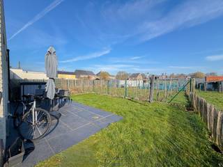 <h3><span>INSTAPKLARE EN ENERGIEZUINIGE HALFOPEN BEBOUWING in een RUSTIGE STRAAT te Eine, deelgemeente van Oudenaarde. De woning kent een ZEER GUNSTIGE LIGGING en bevindt zich in de NABIJHEID van openbaar vervoer, winkels, scholen en invalswegen (N60). De woning werd afgewerkt met DUURZAME MATERIALEN. Dit in combinatie met de PRAKTISCHE RUIME INDELING en de ENERGIEZUINIG EPC-label A, zorgt voor een OPTIMAAL WOONGENOT!</span></h3>
De indeling gaat als volgt: Via de inkomhall met gastentoilet heeft u toegang tot de ruime en lichtrijke woonkamer met ingerichte open keuken en praktische berging. Op de 1ste verdieping biedt de nachthall toegang tot 2 volwaardige slaapkamers en een ingerichte badkamer. Op de 2de verdieping bevinden zich nog een 3de slaapkamer een RUIME ZOLDERKAMER.<br />Buitenshuis beschikt deze woning over een gezellige tuin met terras met oprit. Er wordt alsook nog een BUITENBERGING voorzien voor fietsen, tuinmateriaal.<br /><br /><strong>Adres:</strong> Pater Ruyffelaertstraat 9 te Oudenaarde<br /><br />EPC: 71,11 kWh/m², G-score en P-score A, Geen renovatieverplichting van toepassing