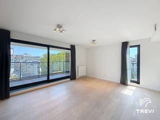 <p><strong>ETTERBEEK - In het project "Belview", in het hart van de Europese wijk, dicht bij de verschillende Europese instellingen, nabij het Leopoldpark en het Jubelpark, en op een boogscheut van talrijke openbaar vervoersverbindingen en winkels, mooi ONGEMEUBILEERD 2-slaapkamerappartement van ±101m² bewoonbare oppervlakte op de 7e verdieping. EPC B! Beschikbaar vanaf 01/08/2026! Afmetingen worden ter indicatie gegeven.</strong></p>
<p><span>Op de 7e verdieping:</span></p>
<ul>
<li>
<p>Inkomhal met dressing en technische ruimte</p>
</li>
<li>
<p>Woonkamer van ±37,5m² (5,26 x 7,15) met toegang tot het terras van ±11m²</p>
</li>
<li>
<p>Volledig uitgeruste open keuken (oven, kookplaat, dampkap, koelkast/vriezer, vaatwasser) + wasruimte met machines</p>
</li>
<li>
<p>Nachtgang</p>
</li>
<li>
<p>Slaapkamer van ±14,5m² (4,5 x 3,2)</p>
</li>
<li>
<p>Slaapkamer van ±9,5m² (2,9 x 3,2)</p>
</li>
<li>
<p>Badkamer (bad, wastafel, toilet)</p>
</li>
<li>
<p>Douchekamer (douche, wastafel)</p>
</li>
</ul>
<p>Kelder nr. KN42</p>
<p>Maandelijkse lasten van € 200, waarvan € 110/maand vaste kosten voor de gemeenschappelijke delen en € 90/maand provisie voor warm water en verwarming. </p>
<p><b>Andere kosten:</b></p>
<ul>
<li>
<p>Eenmalige instapkost: € 50</p>
</li>
<li>
<p>Verzekering afstand van verhaal: € 130/jaar</p>
</li>
</ul>