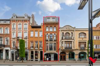 Au cœur de Louvain, sur la prestigieuse Bondgenotenlaan, nous sommes fiers de vous proposer cet appartement d'une chambre magnifiquement rénové, situé dans un bâtiment authentique et unique avec des éléments protégés.<br /><br /><br /><br />Le bâtiment a été entièrement rénové dans le respect de son caractère historique, alliant harmonieusement confort moderne et charme intemporel. Les détails d'origine ont été préservés et combinés avec des techniques et des matériaux contemporains - un équilibre parfait entre le patrimoine et la qualité de vie contemporaine.<br /><br /><br /><br />L'appartement a une surface habitable de 55 m² et est prêt à être emménagé. Grâce aux grandes fenêtres, vous bénéficierez d'une lumière naturelle abondante dans la salle de séjour et dans la chambre séparée. L'agencement est fonctionnel et utilisé de manière optimale, ce qui garantit une expérience de vie agréable et confortable.<br /><br />Les avantages en un coup d'œil :<br /><br />Bâtiment unique et de caractère sur la Bondgenotenlaan<br /><br />Éléments architecturaux protégés<br /><br />Rénovation complète et qualitative dans le respect de la conception d'origine<br /><br />1 chambre à coucher séparée<br /><br />55 m² d'espace de vie<br /><br />Très lumineux <br /><br />Prêt à emménager : vivre sans soucis<br /><br />Idéal comme investissement ou comme résidence principale<br /><br />Excellente situation : magasins, restaurants, gare et université accessibles à pied.<br /><br /><br /><br />Cet appartement est une combinaison rare d'histoire, d'emplacement et de confort contemporain. Une opportunité unique pour ceux qui recherchent un investissement durable ou un lieu de vie élégant dans le centre de Louvain.