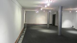 Dit handelspand wordt te koop aangeboden in de Scheldestraat, een zijstraat van de Kouterstraat, in het centrum van Temse.<br /><br />Het pand omvat een grote open ruimte met een netto oppervlakte van 99 m2. Er is tevens een berging (10 m2) en een apart toilet.<br /><br />Ideaal voor ondernemers die een middelgrote winkel of kantoor zoeken.<br /><br />Het pand werd gebouwd in 1993 en is in goede staat. Het winkelpand heeft een afzonderlijke ingang en beschikt over dubbel glas.<br /><br />Het wordt verwarmd met elektrische accumulatoren.<br /><br />De afgelopen jaren werd het pand gebruikt als buurthuis, de huur loopt binnenkort af.<br /><br />Neem snel contact op via dewaele.com als u ook op zoek bent naar een handelspand of kantoorruimte in het centrum van Temse.<br /><br />Bestuursmaatregelen in het maatregelenregister: nee