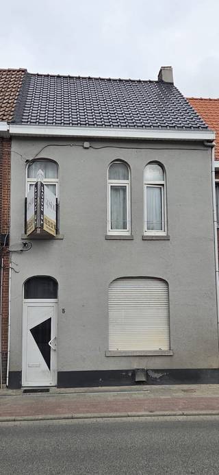 Gezinswoning bestaande uit inkomhal en traphal, living met open keuken, badkamer met ligbad, berging.<br />Op de verdieping 3 slaapkamers en zolderruimte.<br />Kleine stadstuin en terras mogelijk.<br />PVC ramen met dubbele beglazing en recent dak, verder te renoveren naar eigen smaak door de nieuwe eigenaar.<br />EPC 510 kWh/m² UC 0003647139, renovatieverplichting.