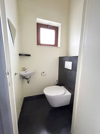 Instapklare energiezuinige woning met 3 ruime slaapkamers gelegen in een rustige straat nabij het centrum van Kermt. Winkels, scholen en andere voorzieningen bevinden zich in de nabije omgeving. Alsook een vlotte verbinding met de autosnelweg, wat ervoor zorgt dat je je snel kan verplaatsen naar omliggende steden.<br /><br />Deze duurzame woning van maar liefst 204m² op een perceel van 6.09are bevindt zich op 8 km van Hasselt. <br />De tuin werd in 2021 volledig opnieuw aangelegd waardoor je in alle rust kan genieten van de laatste avondzon.<br /><br />Kenmerken van de woning: <br />Op de gelijkvloers is er een mooie open ruimte waarbij de keuken in verbinding staat met de eetruimte en de gezellige woonkamer. Langs de keuken is er een praktische wasruimte met spoelbak en grote inbouwkasten.<br /><br />Op de eerste verdieping bevindt zich de bureauruimte, badkamer en eerste slaapkamer met inbouwkast. De badkamer werd in 2009 gerenoveerd, waarbij de badkuip werd voorzien van een whirlpool. <br /><br />Op de bovenste verdieping zijn er twee grote identieke slaapkamers, alsook een inloopdressing. Beide slaapkamers zijn in 2023 voorzien van airconditioning. <br /><br />Als laatste ruimte boven is er een grote zolder die ingericht kan worden als opbergruimte, vierde slaapkamer of hobbykamer.<br /><br />Deze woning beschikt over 20 zonnepanelen en twee thuisbatterijen, die zich situeren in de garage.
