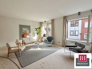 Op een steenworp afstand van het station van Saint-Job, vlakbij het openbaar vervoer en talrijke winkels, presenteert Rh Property u dit prachtige appartement, dat na een grondige renovatie voor het eerst wordt bewoond, met een bewoonbare oppervlakte van ± 90 m². Het bestaat uit: een ruime en zeer lichte woon-eetkamer, een volledig uitgeruste open keuken, een doucheruimte met toilet, 2 mooie slaapkamers waarvan één kleiner. Het appartement wordt momenteel gerenoveerd. Sommige foto's zijn projecties na renovatie. Huidige PEB D, maar na de renovatie zal een nieuwe PEB worden uitgevoerd met een betere energieprestatie, aangezien het appartement volledig is geïsoleerd (muren en dak). Beschikbaar tussen 15/12 en 01/01/2026. Raadpleeg onze website voor meer panden: www.rhproperty.be
