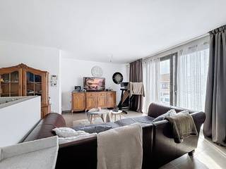 Spacieux appartement de deux chambres avec garage et grand sous-sol à louer dans le centre de La Panne. L'appartement se trouve à quelques pas des commerces et du marché principal !N'oubliez pas de faire également une visite virtuelle de l'appartement via la visite à 360° sur notre site web !DISPOSITION :> Premier étage :- Espace de vie lumineux- Cuisine ouverte, entièrement équipée avec cuisinière, hotte, réfrigérateur, micro-ondes, four, lave-vaisselle- WC séparés- Salle de bain avec douche et lavabo- Local de rangement avec raccordement pour machine à laver- 2 chambresIl y a une autre salle de stockage privée au sous-sol.En outre, l'appartement du rez-de-chaussée dispose également d'un garage privé.AVANTAGES :- Emplacement idéal, à proximité des commerces et du centre de La Panne- Efficacité énergétique (EPC A)- Espace de rangement spacieux au sous-sol- Garage inclus dans le prix de locationCoûts communs : + 55 €/moisDisponible depuis le : 01/07/2026 Intéressé ? Visitez notre site web www.dewaele.com, sélectionnez la propriété et cliquez sur le bouton rouge « Demandez votre visite ». Remplissez un court profil et nous vous contacterons pour un rendez-vous. Les rendez-vous ne peuvent pas être pris par téléphone.Prenez vite rendez-vous et découvrez ce fantastique appartement à La Panne !