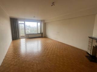 Mooi en lichtrijk appartement op de 5de verdieping met uniek zicht op Square Ambiorix. Ruime inkomhal met vestiaire en apart toilet...