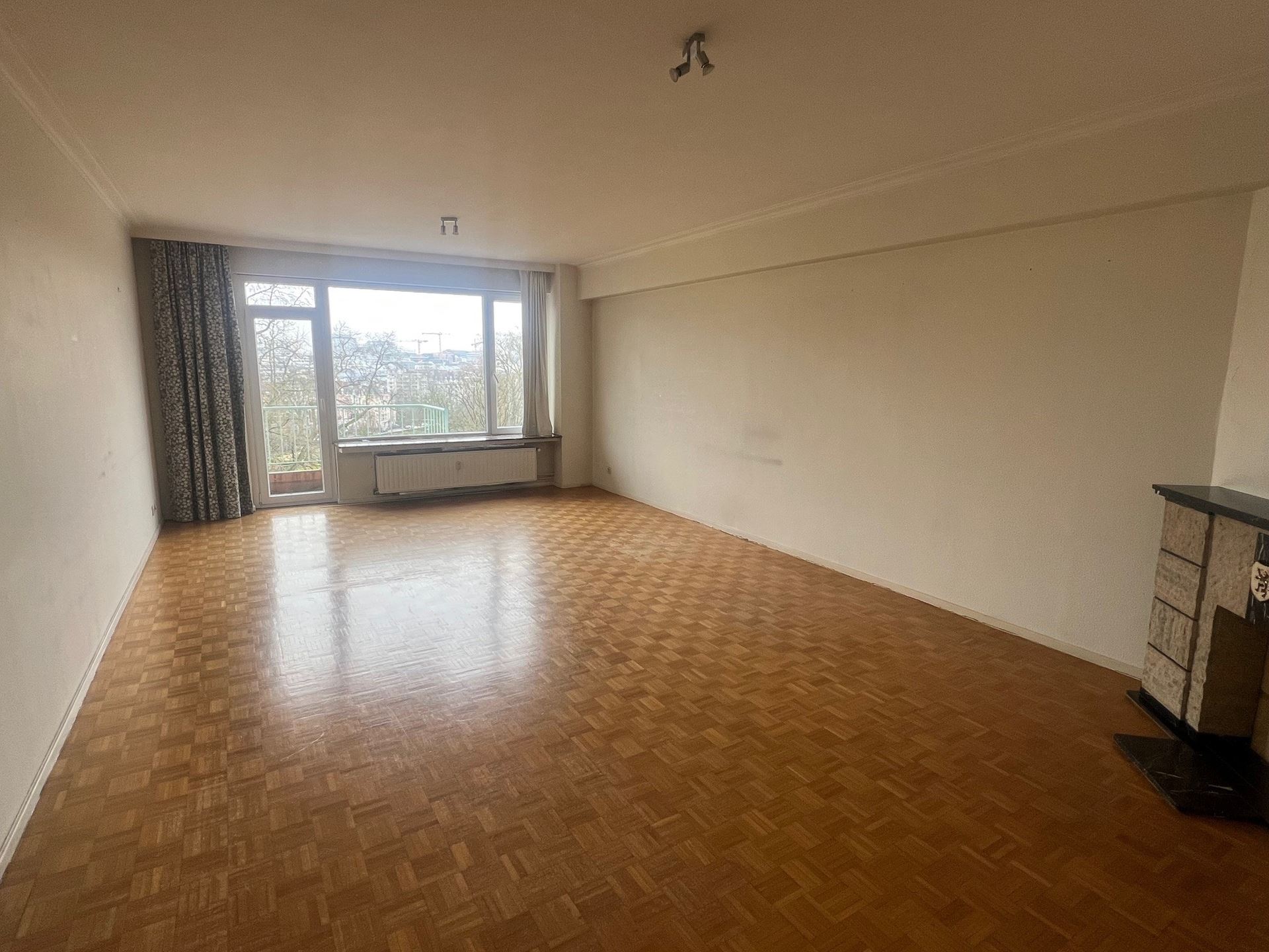 PRACHTIG APP MET 2 SLAAPKAMERS MET UITZICHT OP DE SQUARES - foto 3