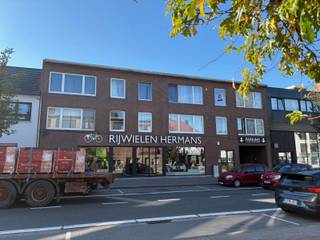 <strong>TWEEDE VERDIEPING<br /><br />BEZOEKMOMENT DONDERDAG 22/10 OM 17U, INSCHRIJVEN ENKEL VIA MAIL NAAR MINTJENSVERHUUR@IMMOPOINT.BE<br /></strong>Appartement op de tweede verdieping zonder lift. Inkom, woonkamer met open keuken, twee slaapkamers, badkamer, berging, klein terras achteraan, autostaanplaats achter het gebouw.<br /><br /><strong>BIJZONDERHEDEN<br /><br /></strong>EPC: 359kwh/m2/jaar, geen lift, geen gemeenschappelijke kosten<br /><br /><strong>POSITIEVE ASPECTEN<br /><br /></strong>centraal gelegen<br />vlakbij winkels en openbaar vervoer<br />geen gemeenschappelijke kosten