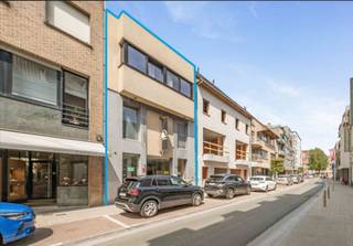 Bent u op zoek naar een ruim handelspand met volwaardige woonst op een commerciële topligging? Dan biedt deze eigendom in centrum gistel een bijzonder interessante combinatie van wonen en ondernemen. Met een totale oppervlakte van maar liefst 361 m², waarvan 130 m² handelsruimte op het gelijkvloers, biedt deze eigendom bijzonder veel ruimte en tal van mogelijkheden.<br /><br />Op het gelijkvloers bevindt zich de ruime handelsruimte van maar liefst 130 m². Dankzij de uitstekende ligging in het commerciële hart van Gistel geniet het pand van een mooie zichtbaarheid en passage, ideaal voor uiteenlopende handels- of beroepsactiviteiten.<br />De eerste verdieping omvat een ruime overloop, een grote stockeerruimte, drie volwaardige slaapkamers, en een kitchenette. De aanwezigheid van de ruime stockageruimte vormt hierbij een mooie meerwaarde voor de handelsactiviteit op het gelijkvloers.<br />Op de tweede verdieping bevindt zich het woongedeelte. Hier treft u een aangename en lichtrijke leefruimte, een ruime en volledig geïnstalleerde keuken, een vierde slaapkamer, een badkamer en een afzonderlijk toilet. Vanuit deze verdieping heeft u bovendien toegang tot het ruime en zonnige terras, waar u in alle rust van de buitenruimte kunt genieten.<br /><br />Een bijkomende troef is de erg ruime kelder, die uitstekend dienst kan doen als extra opslagruimte. Bovendien beschikt het gebouw over een lift die alle niveaus verbindt, van de kelder tot en met de tweede verdieping, wat zowel voor de handelsactiviteit als voor het woongedeelte een aanzienlijke meerwaarde biedt.<br /><br />Kortom, een veelzijdige eigendom op een uitstekende commerciële ligging, met een royale handelsruimte, bijzonder veel opslagmogelijkheden én een ruime woonst met zonnig terras. De ideale opportuniteit voor wie wonen en werken onder één dak wil combineren in het hart van Gistel.<br /><br /><br />Interesse in deze veelzijdige eigendom? Neem gerust contact op met Ward via 0470 20 66 88 voor een bezoek ter plaatse en ontdek zelf de vele mogelijkheden die dit pand te bieden heeft. Renovatieplicht van toepassing.