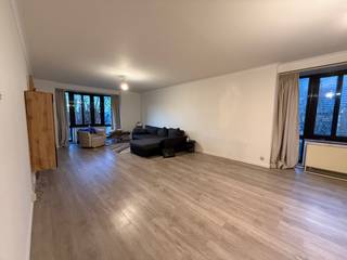Dit appartement op de 1ste verdieping is bereikbaar met de lift of de trap. Centrale ligging in Tielt met bakker, slager, horeca, supermarkten en...