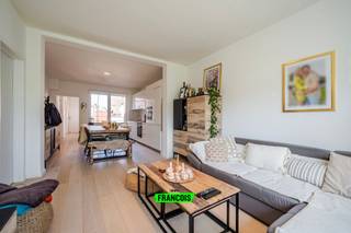 In een rustige straat met een groene omgeving bevindt zich dit leuke en verzorgde appartement op de eerste verdieping van een kleinschalige residentie. Hier woont u in alle rust, en toch op een boogscheut van winkels, openbaar vervoer en het centrum van Oostende.<br /><br />Indeling:<br /><br />Het appartement beschikt over een lichte leefruimte met een aangename indeling en kwaliteitsvolle afwerking. De open keuken sluit mooi aan en is uitgerust met de nodige toestellen.<br /><br />Verder zijn er twee volwaardige slaapkamers en een verzorgde badkamer. Alles werd mooi en smaakvol ingericht, met oog voor comfort en detail.<br /><br />Dit appartement is ideaal voor wie op zoek is naar een aangename woonst in een groene en rustige omgeving, met alle faciliteiten binnen handbereik.<br /><br />De huurprijs bedraagt 795€/maand zonder extra kosten. <br /><br />Plan vandaag nog uw bezoek en ontdek dit charmante appartement in Oostende!<br /><br />