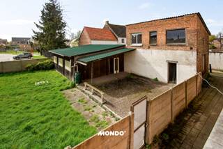 Bent u op zoek naar een project waar u wonen en werken perfect kunt combineren? Boomsestraat 82 in Niel is een structureel kerngezonde "ruwe diamant" met mogelijkheden die u in deze regio zelden vindt. Met een indrukwekkend perceel en multifunctionele bijgebouwen is dit de ultieme kans voor de ondernemer of creatieveling.<br /><br />Wat dit pand echt onderscheidt, is de enorme veelzijdigheid. Dankzij het grote atelier/magazijn:werkplaats en de dubbele garage is de woning ideaal voor een zelfstandige, een praktijkruimte voor een bijberoep of een uitgebreide hobbyruimte.<br /><br />De aanwezigheid van zowel een zij- als achteringang is een absoluut unicum. U ontvangt klanten of levert materiaal zonder de privéwoning te betreden.<br />Een Groene Oase van 550 m²<br /><br />In deze regio is een tuin van dergelijke omvang een zeldzaamheid. Het uitzonderlijk grote perceel biedt volledige privacy en talloze inrichtingsmogelijkheden. Een diepe tuin waar u na het werk volledig tot rust komt.<br /><br />De woning is technisch in uitstekende staat en biedt een ijzersterke basis voor uw renovatiedromen:<br /><br />Gelijkvloers: Royale basis voor een open keuken en lichtrijke leefruimte.<br />Verdieping: 3 volwaardige slaapkamers (geen kleine kamertjes!).<br /><br />Kelder: Volledig onderkelderd; droge ruimte voor stockage of hobby.<br /><br />Gelegen in het hart van Niel met een razendsnelle verbinding naar de A12 en E19. U combineert een centrale ligging met de rust van een riante buitenruimte.<br /><br />Kortom: Een renovatieproject met een enorme meerwaarde bij afwerking, perfect voor wie ruimte en professionaliteit wil combineren.<br /><br />Interesse? Plan vandaag nog uw bezoek!<br />Contact: Tim 📞 0483 60 60 60<br />✉️ Tim@mondovastgoed.be<br /><br />Mondo Vastgoed – Makelaars, maar anders!