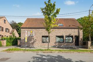 Bent u op zoek naar een ruime eigendom met heel wat potentieel? Dan is deze woning, gelegen op een groot perceel, zeker het ontdekken waard.<br /><br />De woning dient grondig gerenoveerd te worden, maar biedt dankzij de ruime indeling en het royale perceel een uitstekende basis om er een prachtige gezinswoning van te maken. Op het gelijkvloers beschikt de woning over een ruime leefruimte, grote keuken, berging, badkamer en veranda. Op de eerste verdieping bevinden zich 3 slaapkamers en een tweede badkamer.<br /><br />Mogelijkheid tot verkaveling<br /><br />Dankzij de ruime straatbreedte biedt deze eigendom de mogelijkheid om het perceel te verkavelen in 2 percelen voor halfopen bebouwing. Dit maakt de woning bijzonder interessant voor investeerders of ontwikkelaars. Een eventuele verkaveling is uiteraard onder voorbehoud van het verkrijgen van de nodige vergunningen.<br /><br />Troeven:<br /><br />Groot perceel<br />Volledig te renoveren woning met veel potentieel<br />Ruime leefruimte en keuken<br />Grote tuin<br />Mogelijkheid tot verkaveling in 2 percelen voor halfopen bebouwing<br />Rustige ligging<br /><br />Een eigendom met tal van mogelijkheden, ideaal voor wie op zoek is naar een renovatieproject met ruimte of een interessante investering.<br /><br />Hebt u interesse? Contacteer ons via info@uw-huis.be voor meer informatie of een bezoek ter plaatse.