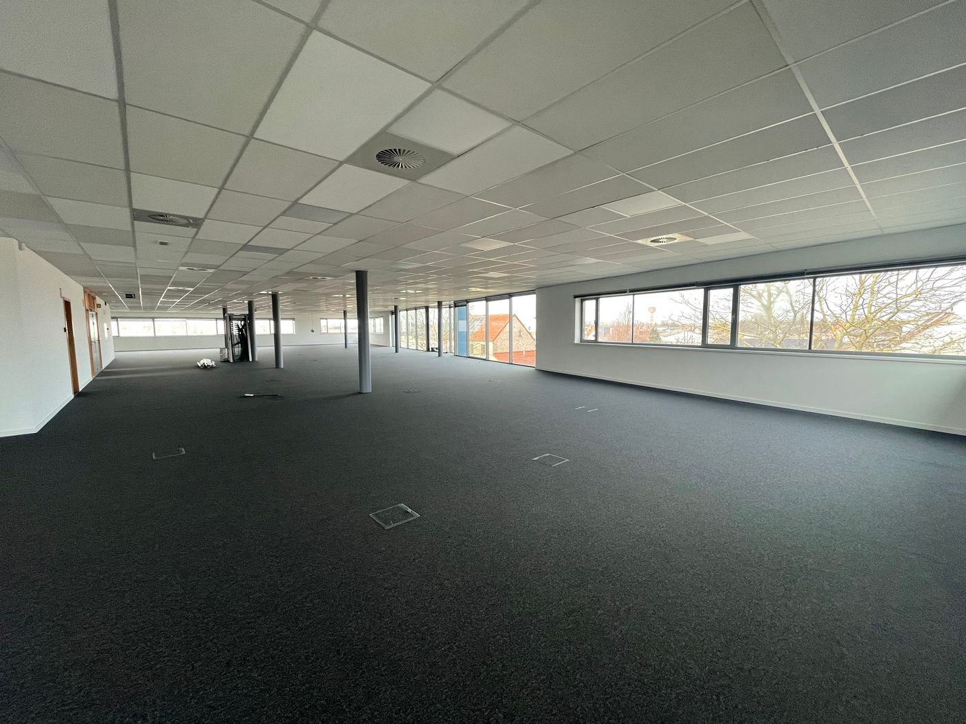 570 m² open space kantoren te huur mét visibiliteit van de E40 - foto 4