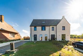 <h2><strong>Nieuwbouwcomfort met uitzicht op de velden: sfeervol wonen te Vertrijk</strong></h2><p>–<strong><strong>aankoopformule onder 21% BTW</strong></strong> <strong>(<strong>€</strong>635 250)</strong>–</p><p>Omringd door velden, met natuur als tweede thuis. Deze woning gelegen te Vertrijk vindt de perfecte balans tussen een serene ligging en beoogde bereikbaarheid. Gelegen in een rustige straat met weinig passage, te midden van het groen, terwijl bakker, slager, school en lokale handelaars op wandel- en fietsafstand liggen. Ook voor een wandeling door het omliggende landschap hoef je nauwelijks de deur uit. En wanneer de stad lonkt, ligt Leuven op amper 11 kilometer.</p><p>Gebouwd in 2025, is dit een thuis die vandaag een gegeerde drievuldigheid combineert: hedendaags comfort, een verfijnde afwerking en uitmuntende energieprestaties. En wie binnenstapt, voelt dit meteen: oog voor detail in elke lichtovergoten ruimte. Op het gelijkvloers trekt de keuken vanzelf de aandacht: stijlvol, duurzaam en met een rechtstreekse blik op de achterliggende tuin. Diezelfde zorg voor materiaal en afwerking komt terug in de moderne badkamer met inloopdouche. En naast de drie afgewerkte slaapkamers, wacht er op de bovenste etage nog een extra troef: een ruime zolder – al bereikbaar via een vaste trap – uitgerust met vloerverwarming. Van een royale hoofdslaapkamer tot een hobbystek: deze ruimte wordt ongetwijfeld jouw canvas voor alle wensen en noden die je ‘t liefst beleeft boven.</p><p>En dan is er het uitzicht; misschien wel het mooiste geschenk van deze woning. Het zuidoost gerichte perceel van meer dan 5 are strekt zich achteraan vrij uit over de velden. Een levend panorama, met jouw thuis er middenin. En ook technisch steekt dit huis er met kop en schouders bovenuit. Een lucht-waterwarmtepomp, vloerverwarming op elke verdieping en zonnepanelen (goed voor 5.220 Wp) tillen deze woning naar een uitzonderlijk energiezuinig niveau. Met een E-peil van -5 en label A+ bevindt ze zich vandaag ook in de topklasse op de markt. </p><p>Kortom: zie jij jezelf hier duurzaam toeven met een uitgestrekt zicht over de velden? Geef Jes dan snel een seintje, want combinatie als deze tref je zelden.</p><figure><div></div></figure>