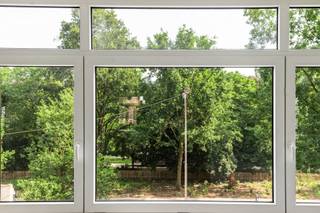 <p><span>Ruim en instapklaar 1 à 2 slaapkamer appartement aan 't Stadspark!</span><span><br /></span><span>Dit licht- en omvangrijk appartement van maar liefst 106m² bevindt zich op het 2e verdiep van een statig gebouw aan de rand van het Stadspark. Op deze droomlocatie zijn winkels, parken, scholen, horeca, sportfaciliteiten en openbaar vervoer steeds vlakbij, net als het bruisende Antwerpse stadsleven. Met een uitstekend EPC, conforme elektriciteit en een asbestveilige toestand is dit pand ook structureel een topper. Kortom, de ideale uitvalsbasis in centrum Antwerpen waar hedendaags comfort hand in hand gaat met een mooie balans tussen werk- en privéleven. Mis deze unieke kans zeker niet!</span></p><p><span><br /></span><span>Inkomhal, leefruimte, keuken & toilet:</span></p><p><span>De aparte inkomhal biedt voldoende plek voor een vestiaire en is voorzien van een veiligheidsdeur en parlofoon. In de riante leefruimte (ca. 40m²) wordt u meteen omvergeblazen door de prachtige natuurlijke lichtinval en het groene uitzicht op de boomtoppen van het stadspark. Een must voor een geweldige woon- en leefkwaliteit, maar ook een garantie op 100%. De moluren zorgen dan weer voor extra karakter in de lijn van de allure van het gebouw. De open keuken voorziet in veel werk- en opbergruimte en is uitgerust met kwalitatieve toestellen (gasvuur 5 pits, dampkap, combi-oven, Amerikaanse koelkast, vaatwasser). Het toilet met mozaïek en handenwasser is apart.</span></p><p><span> </span></p><p><span>Nachthal, slaapkamer(s) & badkamer:</span></p><p><span>Via de nachthal komt u bij een eerste kamer met als "eye-catcher" een glazen wand. Deze ruimte leent zich perfect als bureel, hobbyruimte, dressing of kinderkamer. Ze staat tevens in verbinding met de keuken, maar kan eenvoudig worden afgescheiden en kan zelfs uitgebreid worden. De master van 16m² beschikt over elektrische rolluiken, inbouwspots en een badkamer en suite. De rustieke badkamer, eveneens met charmante mozaïek tegeltjes, omvat een groot ligbad, inloopdouche, wasmeubel met spiegelkast, handdoekradiator en inbouwspots.</span></p><p><span><br /></span><span>Kelder:</span><span><br />Een privatieve kelder is inbegrepen, aan opbergruimte is dus hoegenaamd geen gebrek.</span></p><p><span><br /></span><span>Extra troeven:</span></p><p><span>- Toplocatie (Mobiscore 9,6/10)</span></p><p><span>- EPC B - 120</span></p><p><span>- 106 m² cfr EPC</span></p><p><span>- HR ramen</span></p><p><span>- Elektriciteit conform</span></p><p><span>- Asbestveilig</span></p><p><span>- Lichtrijk en groen uitzicht<br />- Kelder</span></p><p><span> </span></p>