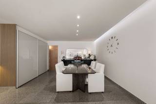Dit appartement is gelegen in een kleine residentie (8 eenheden) in Roeselare-centrum. Het appartement is gelegen op het eerste verdiep, werd in 2024 gerenoveerd en is als volgt ingedeeld: inkomhal met toilet, open ruimte met woon- en eetkamer vervolgd door de moderne, geïnstalleerde keuken met aansluitend een ruime berging voorzien van aansluiting voor een wasmachine. Deze ruimtes werden voorzien van verlaagde platfonds met LED-spot en de woonkamer is voorzien van van elektrische gordijnen. Vervolgens is er een badkamer in Solid Surface met massagebad, inbouw douchekop en kranen, lavabo, 1 grote slaapkamer en twee kleinere slaapkamers die makkelijk naar één slaapkamer kunnen worden omgebouwd (na verwijderen stijlwand). Groot zuidgericht terras. <br /><br />Daarnaast is er ook nog de mogelijkheid om een garage met elektrische poort bij te kopen voor €30.000. <br /><br />Troeven: Energiezuinig, conforme elektriciteit, recent gerenoveerd, privatieve parkeermogelijkheden, centrale ligging. <br /><br />Meer informatie of een bezoek ter plaatse? Neem dan contact op met Imani: 0478 26 26 36 of imani@panorama.immo