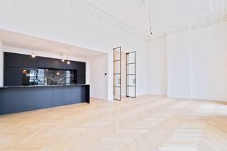 Vivre à Gand fait peau neuve avec Graaf van Vlaanderen. Ce projet propose un mélange harmonieux d'appartements confortables d'une ou deux chambres et de spacieuses maisons de trois chambres. Idéal pour ceux qui débutent seuls, recherchent un logement en couple ou souhaitent profiter pleinement de la ville en famille.
Tout a été réalisé avec le souci du détail et le souci du développement durable, pour un séjour non seulement élégant mais aussi intelligent. Luminosité abondante, agencement soigné et style contemporain apportent une touche de confort supplémentaire.
Et puis, il y a l'emplacement… vous vivrez littéralement au cœur de Gand, à deux pas de cafés, restaurants, lieux culturels et boutiques. En bref : vivre à Graaf van Vlaanderen, c'est vivre en ville, mais dans un logement qui vous ressemble.