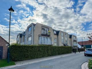 MODERN EN GOED ONDERHOUDEN APPARTEMENT met een bewoonbare oppervlakte van ca. 112m². Het appartement bevindt zich op de 2de verdieping van een RUSTIGE RESIDENTIE en is GUNSTIG GELEGEN op WANDELAFSTAND van het CENTRUM van WAREGEM. Dankzij het EPC-label A geniet u hier van ENERGIEZUINIG WONEN in combinatie met een PRAKTISCHE INDELING. De combinatie van LICHT, RUIMTE en een KWALITATIEVE AFWERKING zorgen voor een OPTIMAAL WOONCOMFORT. Dit appartement is niet enkel ideaal als eigen woonst, maar ook als OPBRENGSTEIGENDOM. Daarnaast bestaat de MOGELIJKHEID tot aankoop van 2 ONDERGRONDSE AUTOSTAANPLAATSEN en een APARTE KELDERBERGING. ​​​​​De ligging is een ABSOLUTE TROEF: op WANDELAFSTAND van winkels, horeca, scholen, openbaar vervoer en het park.<br />De inkomhal biedt toegang tot een afzonderlijk gastentoilet, 2 volwaardige slaapkamers, een badkamer, een berging en de lichtrijke leefruimte. Deze laatste omvat een gezellige woonkamer met toegang tot twee balkons en een open keuken.<br /><br />Adres: Albert Saverysstraat 2 - 8790 Waregem<br /><br />EPC: 85kWh/m², G-score en P-score C, Geen renovatieverplichting van toepassing