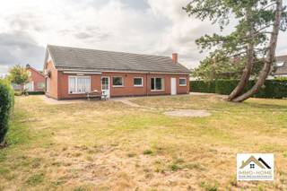 Deze mooie instapklare bungalow vinden we terug in een heel rustige omgeving net buiten het centrum van Wachtebeke. Breedte perceel 24m, zorgt voor mogelijkheden! De ruime inkomhal gaat over in de centrale gang die alle ruimtes in het pand met elkaar verbindt. Aan de rechterkant komen we in een riante lichtrijke leefruimte, waar de grote raampartijen zorgen voor veel lichtinval en aan aangenaam contact met de tuin en de omgeving. In de aanpalende keuken hebben we datzelfde gevoel, en langs deze weg kan je ook tot op het heel ruime terras en in de tuin komen. Verderop in de woning bevinden zich drie mooie slaapkamers, een badkamer met stijlvolle douche en een apart toilet. Helemaal op het einde kom je tot in de inpandige grote garage met afgescheiden wasruimte. Bovenop dit alles beschik je over een zeer grote opbergzolder. De woning is omgeven door een zeer grote tuin, waar het in alle rust genieten is van het buitenleven. Op de oprit voor en naast de woning is er dan weer plaats voor meerdere wagens. Bezoekdag zaterdag: 8/08 Inschrijven via mail naar Tommy@immo-home.be, geen telefonische inschrijvingen! Volg ons op Fb en Insta. Voor meer info: www.immo-home.be. GRATIS SCHATTING & GRATIS FINANCIEEL ADVIES