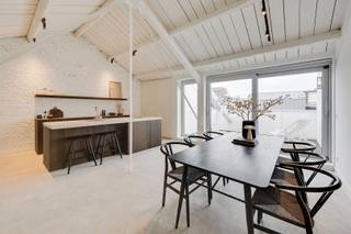 <p><span>Iconische loft aan het begeerde Eilandje</span></p><p><span> </span></p><p><span>Wonen met karakter in een industriële setting op een toplocatie. </span></p><p><span> </span></p><p><span>Welkom in deze uitzonderlijke, volledig gerenoveerde loft van ca. 173m², waar ruimte, design en hedendaags comfort centraal staan. Een plek waar elke vierkante meter niet alleen nuttig is, maar ook sfeervol en authenticiteit uitstraalt.</span></p><p><span> </span></p><p><span>Denk aan hoge plafonds, grote raampartijen en natuurlijke materialen.</span></p><p><span> </span></p><p><span>Hier leef je op het bruisende Eilandje, om de hoek van het Willemdok en de Napoleonkaai. Hier ben je omgeven door architectuur, gastronomie, de gezelligste terrassen en wandel je zo de stad in.</span></p><p><span> </span></p><p><span> </span></p><p><span>Waarom je hier wil wonen</span></p><p><span>- Iconische loftsfeer met industriële accenten en veel licht</span></p><p><span>- Terras met veel privacy en namiddag/avondzon</span></p><p><span>- Ruime masterbedroom </span></p><p><span>- 1 ruime gastenkamer</span></p><p><span>- 2 badkamers</span></p><p><span>- Mogelijkheid tot aankoop autostaanplaats (€ 45.000)</span></p><p><span> </span></p><p><span> </span></p><p><span>De loft ligt op de hoogste verdieping van een oud pakhuis. Er is een royale leefruimte met trap naar de open leefkeuken. Het kloppend hart van de loft. Open, luchtig, licht en met toegang naar het terras.</span></p><p><span> </span></p><p><span>De op maat gemaakte keuken werd voorzien van alle toestellen en werd met mooie materialen afgewerkt. De betonvloeren sluiten perfect aan bij het industriële karakter van de loft en de natuurlijke materialen in de keuken.</span></p><p><span> </span></p><p><span>Er is een masterbedroom met een eigen badkamer en een tweede ruime gastenkamer met een eigen badkamer. Wat heb je nog meer nodig? </span></p><p><span> </span></p><p><span>Dit is niet zo maar een appartement. Dit is een echte lofte mét karakter en een zee van ruimte.</span></p><p><span> </span></p><p><span>Plan je bezoek via <span>www.sinjoor.be</span></span><span> of bel ons voor meer informatie 03 283 05 00.</span></p><p><span> </span></p>